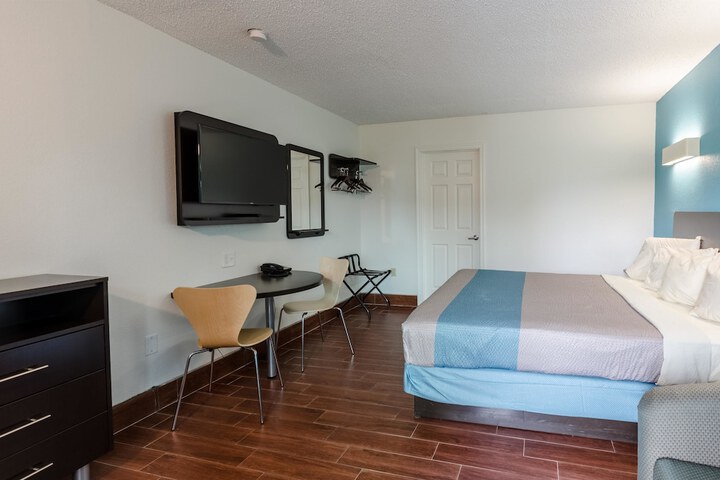 1 King Bed (7 of 11)
