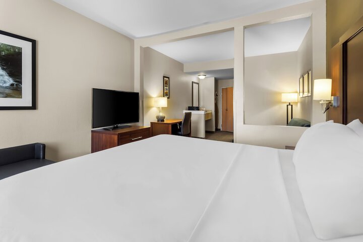 1 King Bed (2 of 13)