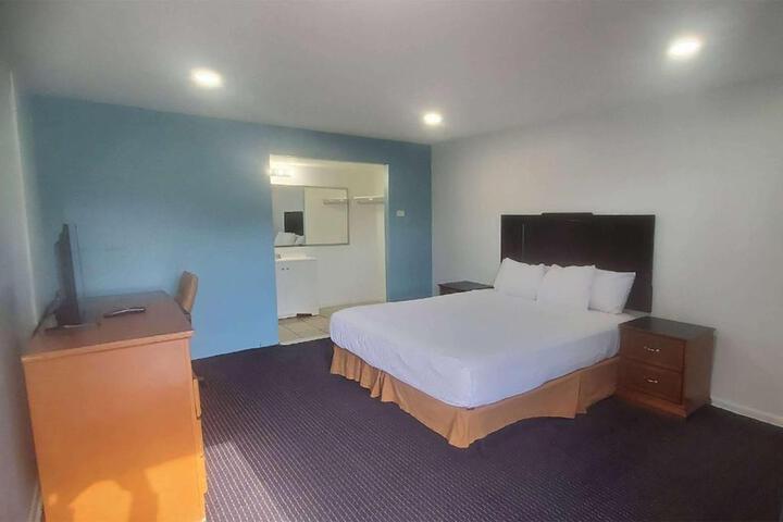 1 King Bed (6 of 9)