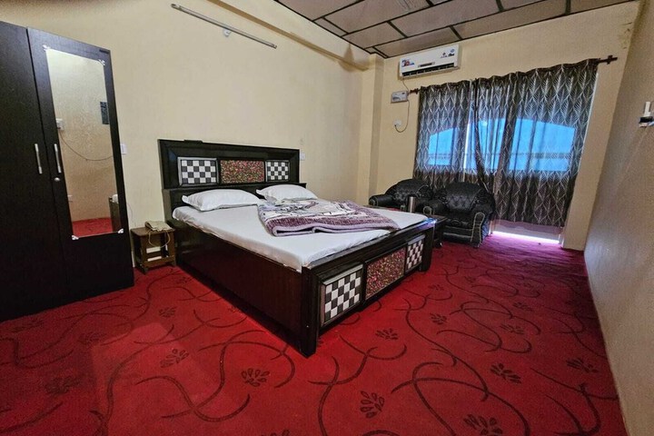 Room 5 of 10