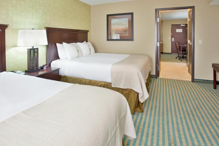 2 Queen Beds (9 of 10)