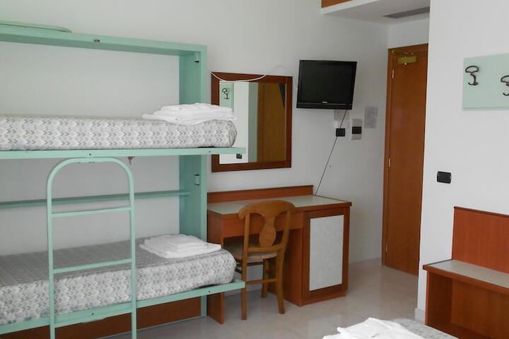Room 12 of 25