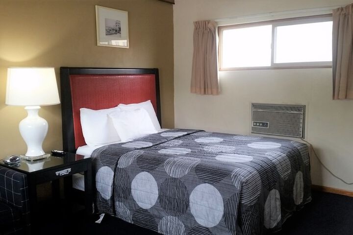 1 Queen Bed (8 of 10)