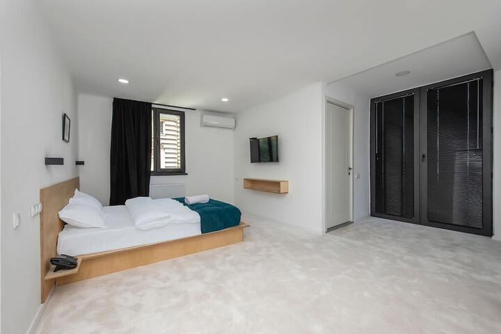 Room 9 of 36