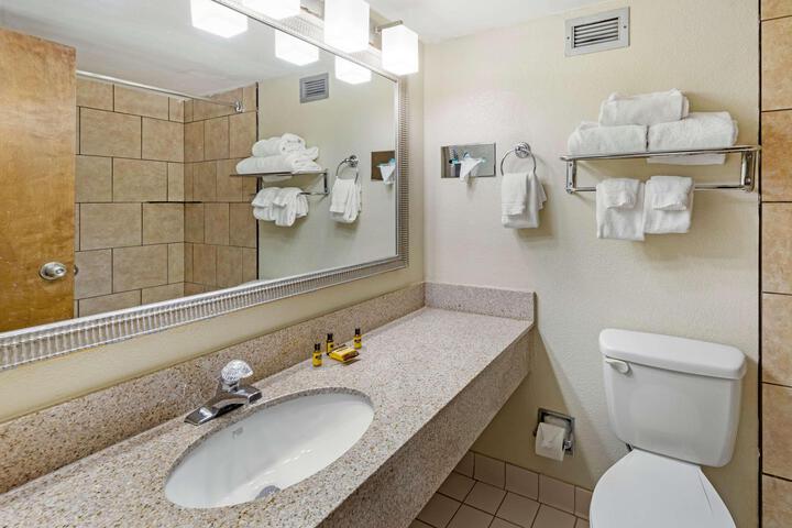2 Queen Beds Exterior Entrance Microwave, Refrigerator WiFi Full Breakfast (5 of 12)