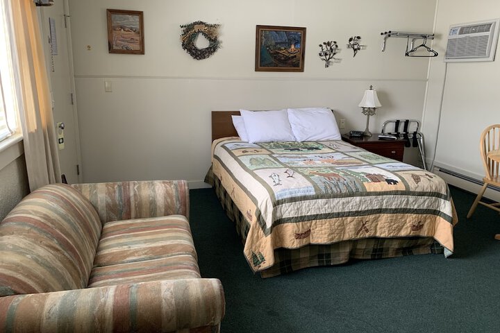Motel Standard Queen Bed (3 of 23)