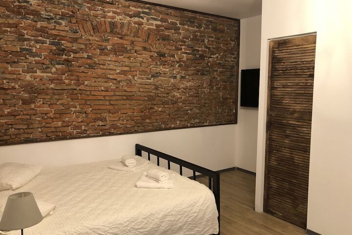 Room 11 of 32