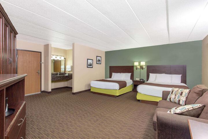 1 Queen Bed Accessible Room (1 of 7)