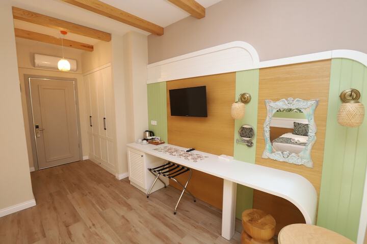 Room 9 of 76