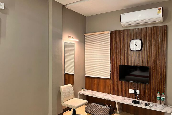 Room 4 of 6
