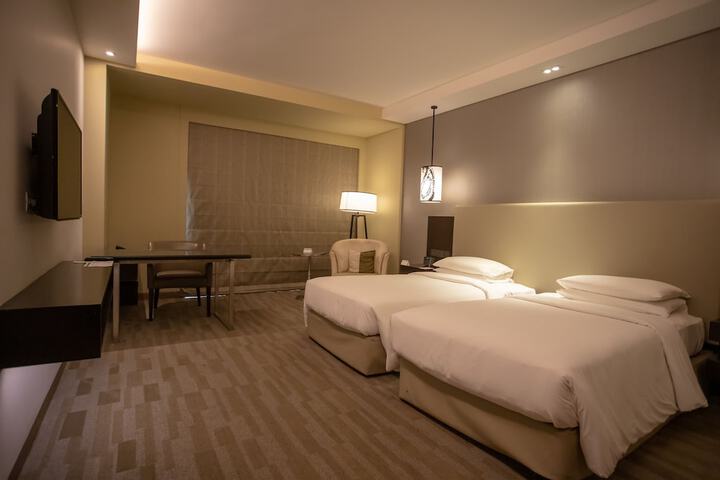 Room 13 of 94