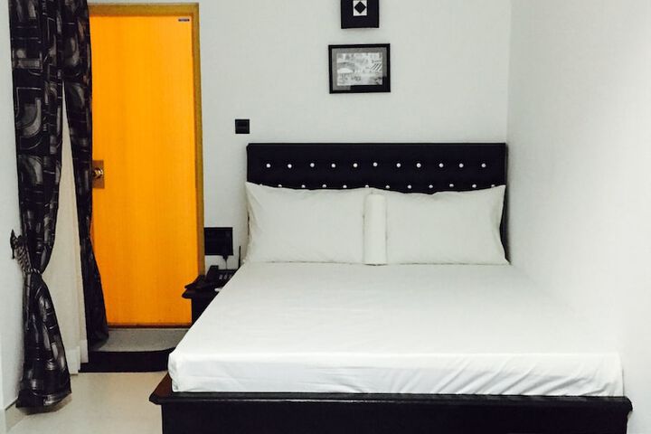 Room 5 of 94
