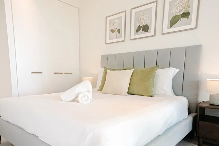 Room 2 of 10
