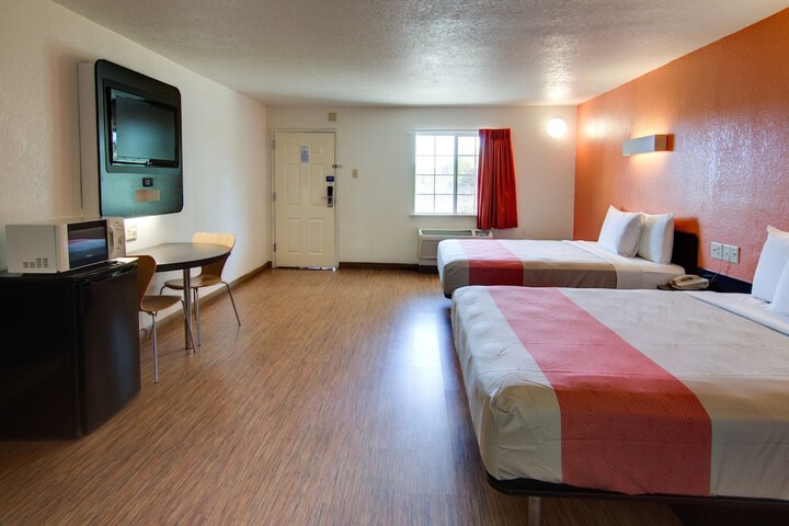 2 Queen Beds (8 of 8)