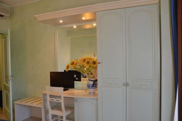 Room 9 of 42