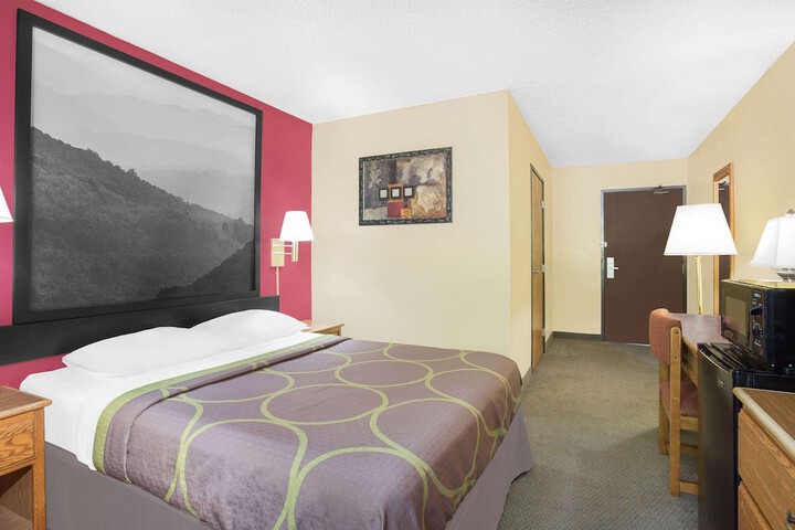 1 Queen Bed (5 of 8)