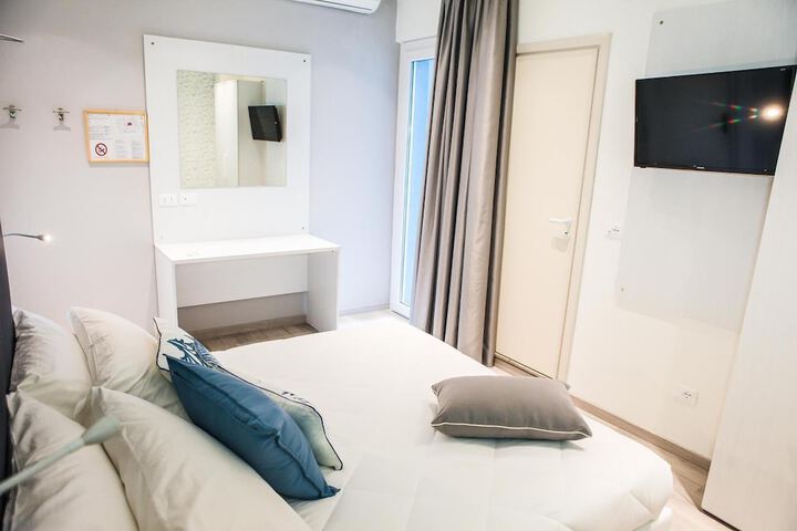 Room 14 of 49