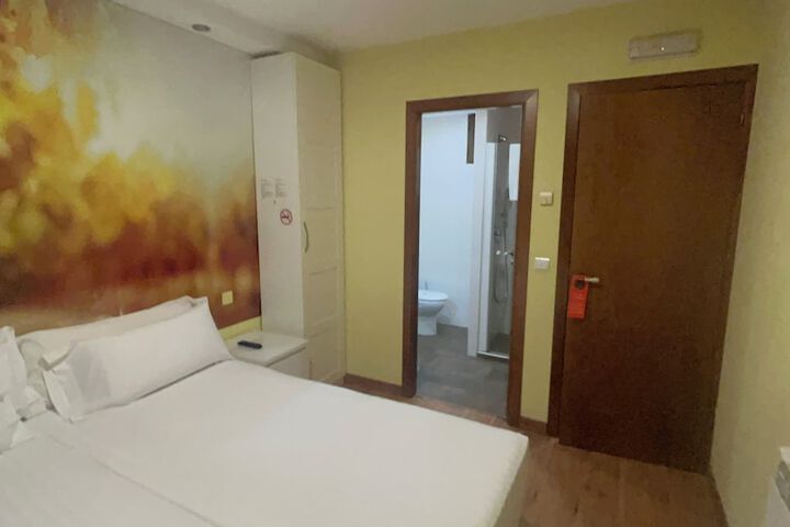 Room 16 of 108