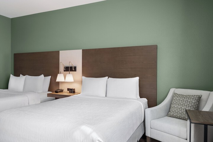 2 Queen Beds Standard Room Bathtub (8 of 10)