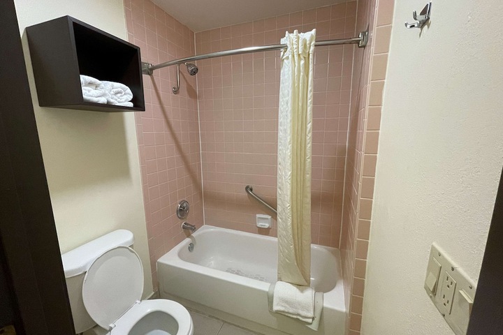 1 King Accessible Comm Assist Bathtub Table Chairs Microwave, Refrigerator, Continental Breakfast (9 of 21)