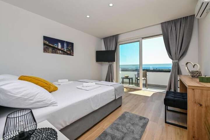 Room 2 of 7