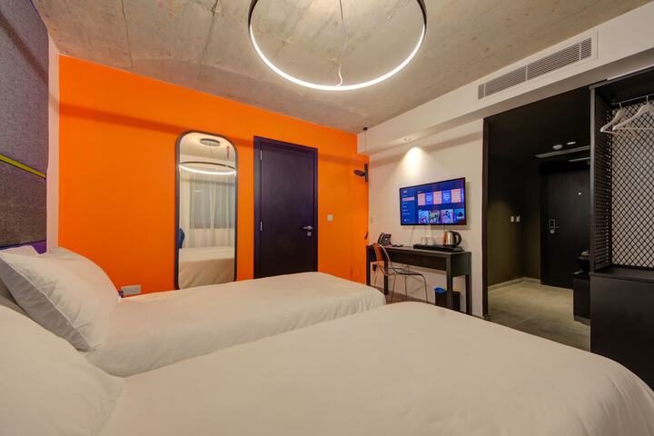 Room 10 of 62
