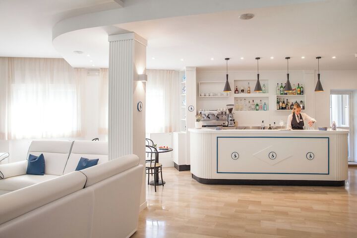 Lounge 44 of 47