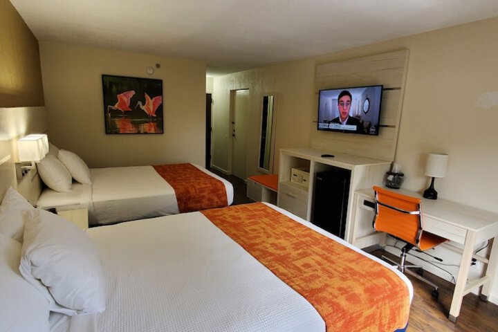 Queen Bed Exterior Entrance Accessible (12 of 13)