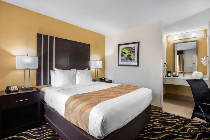 1 Queen Bed (5 of 15)