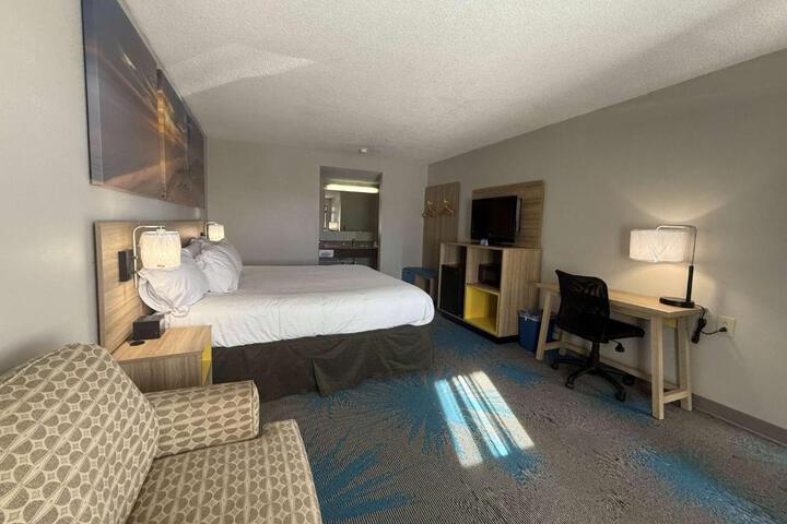 1 King Bed (2 of 11)