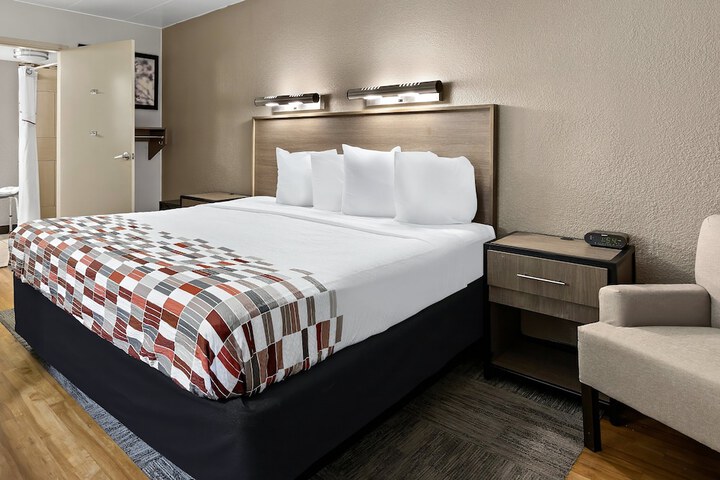 ADA Accessible Deluxe King (10 of 32)