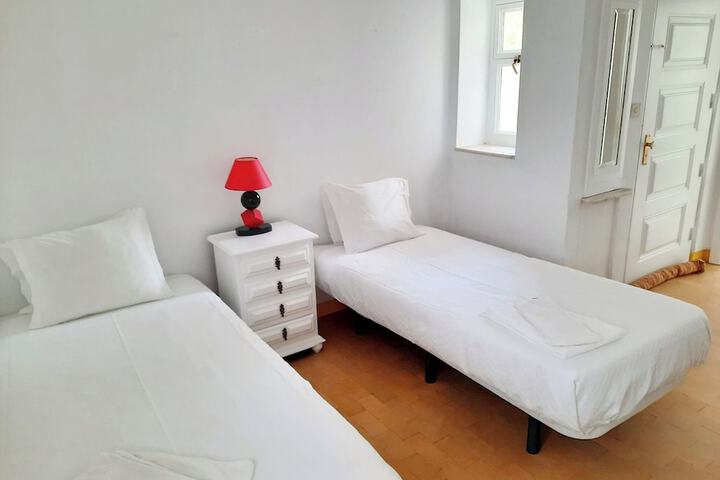 Room 28 of 118