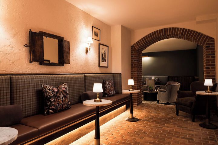 Lounge 10 of 15