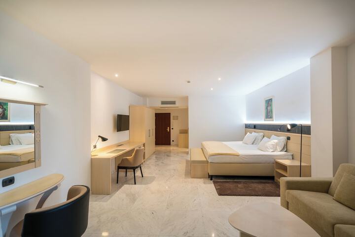Room 10 of 94