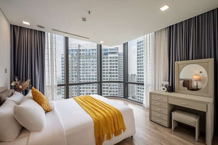 Room 27 of 243