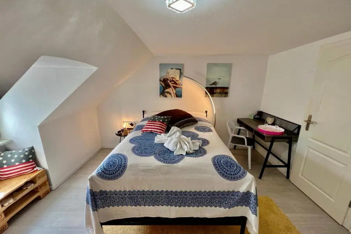 Room 5 of 12