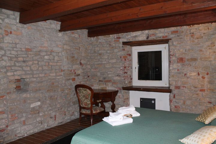 Room 6 of 31