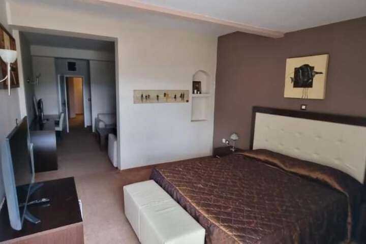 Room 17 of 37