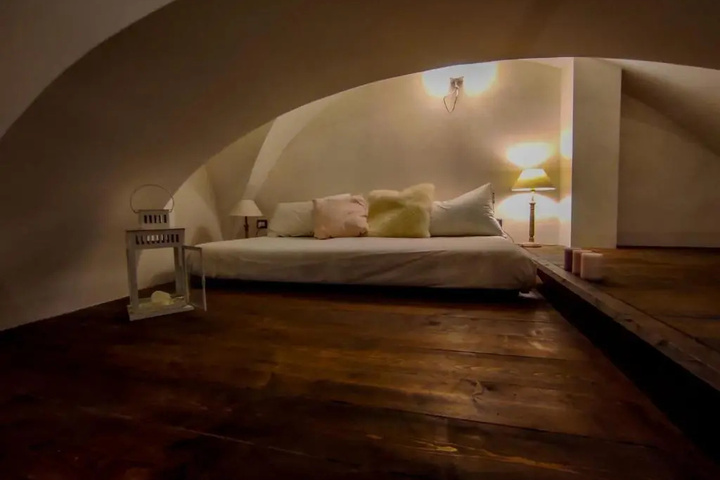 Room 2 of 8