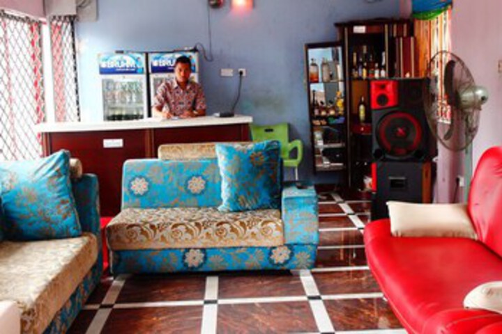 Lounge 4 of 27