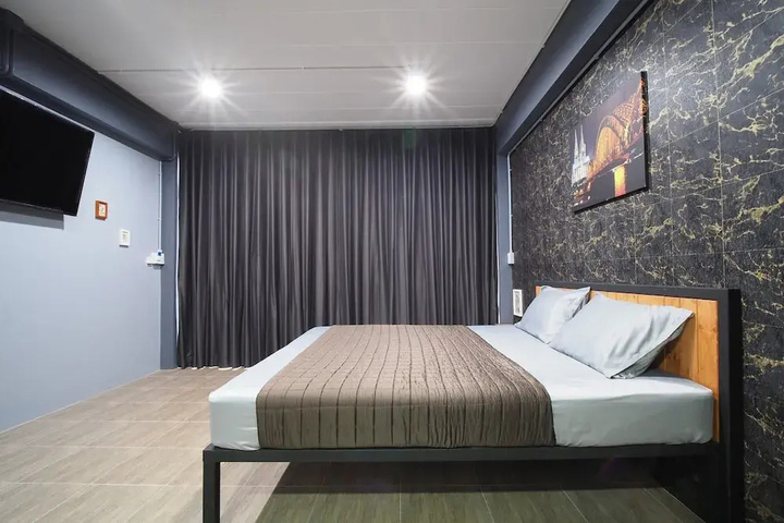 Room 4 of 18