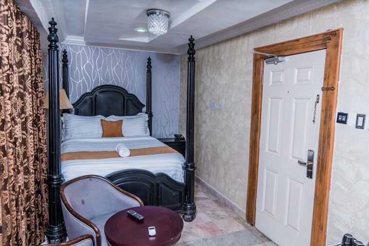 Room 8 of 40
