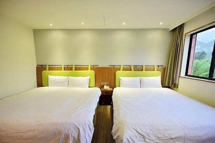 Room 13 of 25