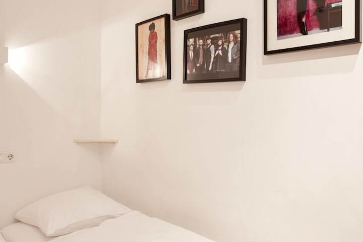 Room 27 of 137