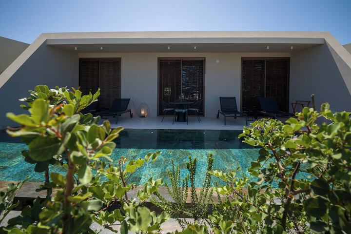 Pool 104 of 251