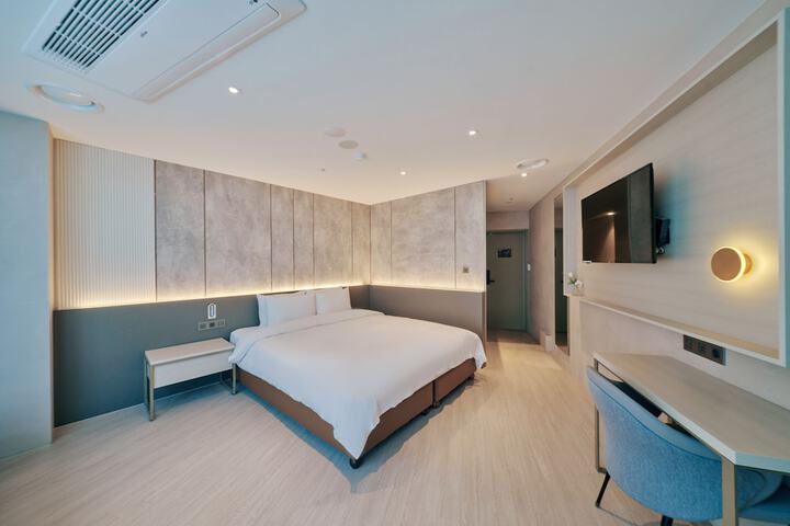 Room 6 of 72
