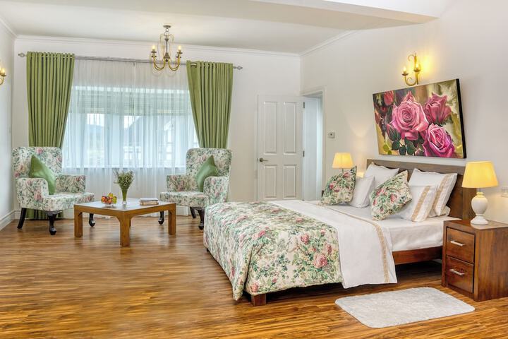 Room 6 of 28
