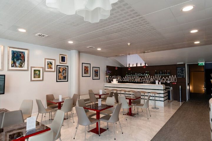 Lounge 44 of 70