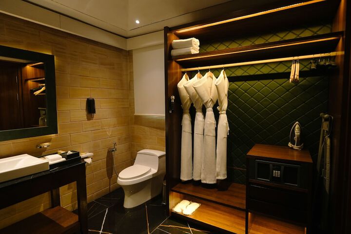 Room 6 of 27