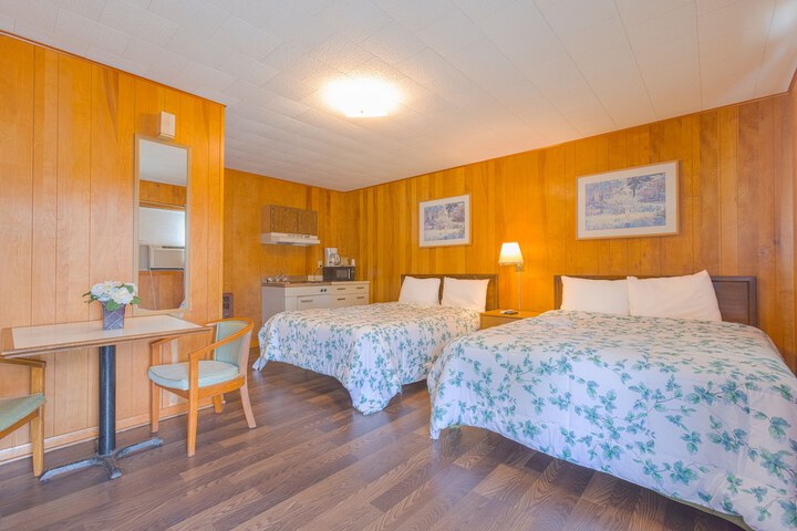 Family 2 Queen Beds Kitchenette (8 of 18)
